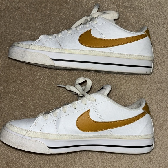 Women’s Nike Court Legacy - Picture 4 of 8